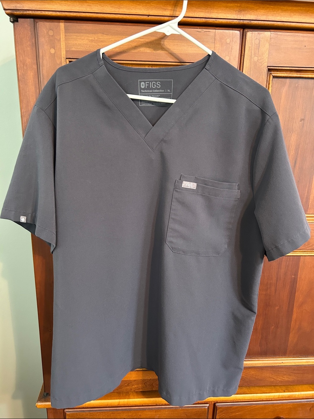 FIGS Men's Leon V-Neck Scrub Top - Charcoal Gray
Size XL